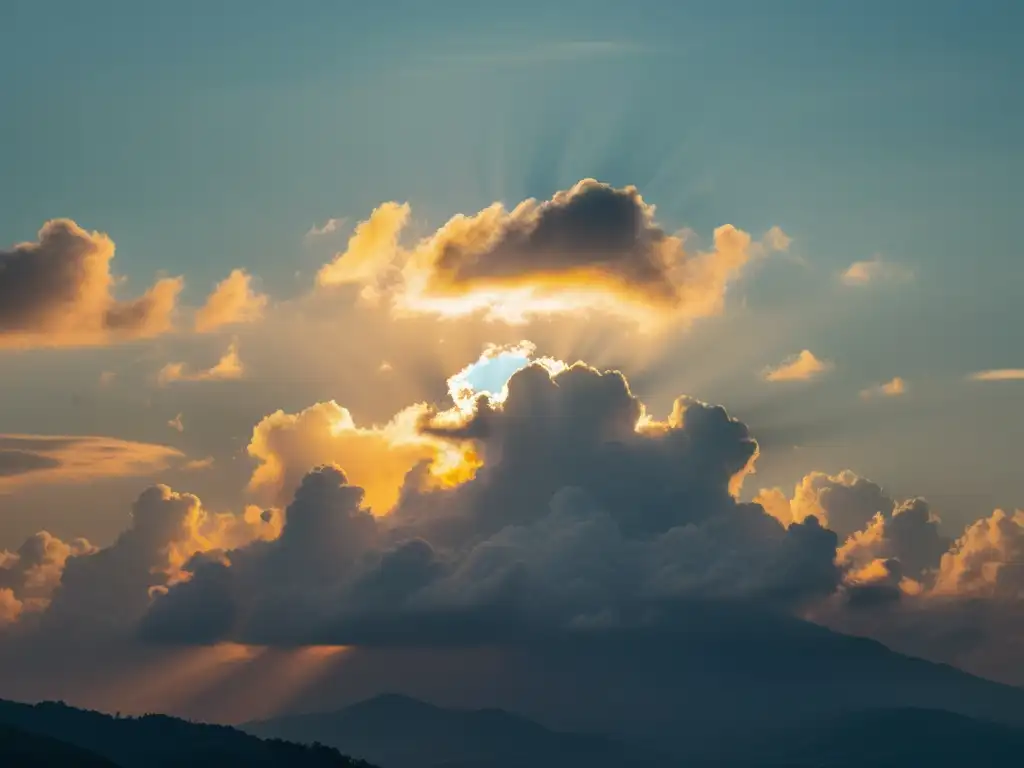 Un cielo lleno de nubes con el sol brillando, transmitiendo paz y tranquilidad