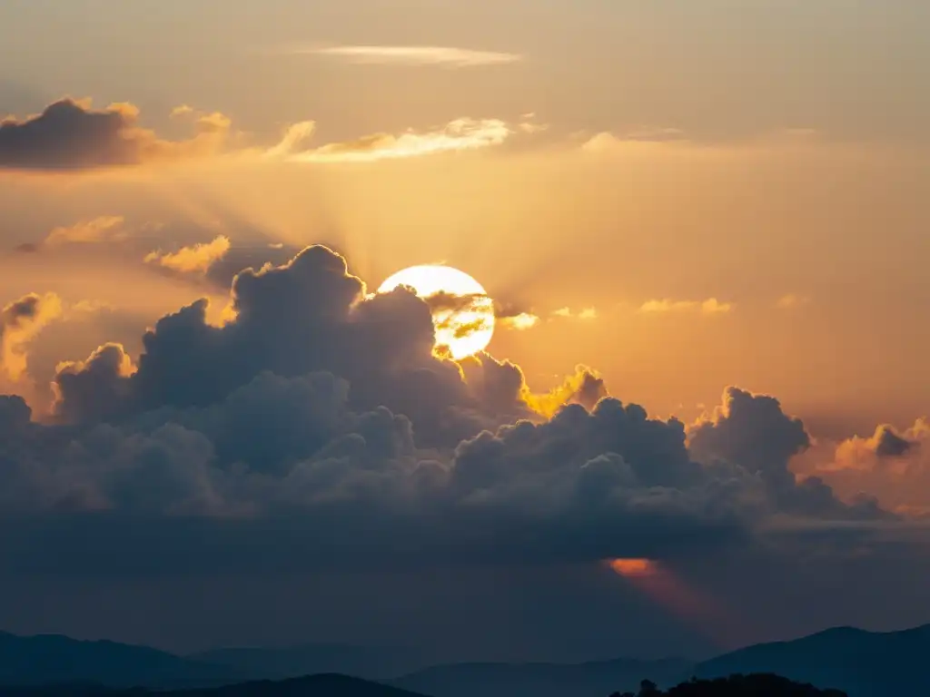 Un cielo nublado y sereno con el sol proyectando una cálida luz