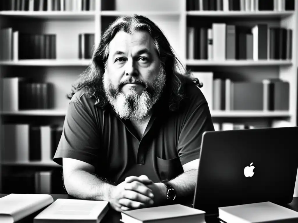 Richard Stallman, fundador del Proyecto GNU, reflexiona en su escritorio rodeado de equipos y libros abiertos