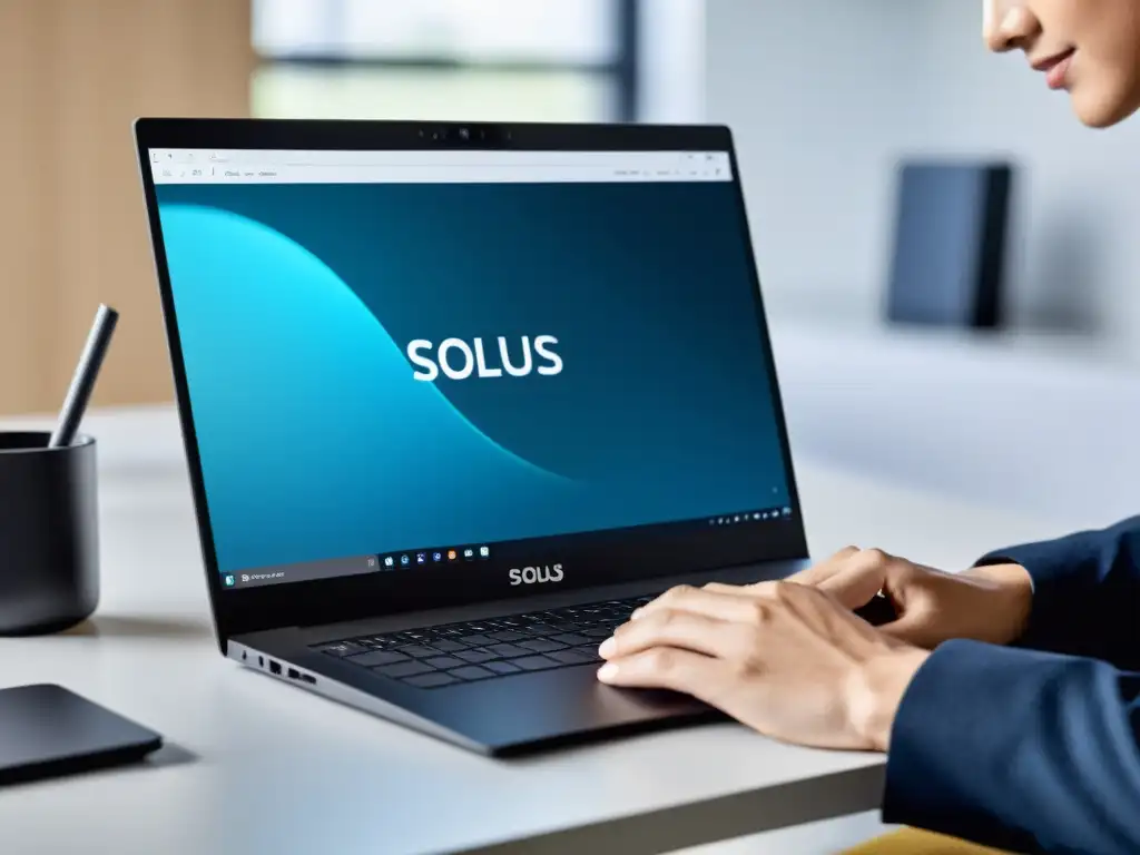 Persona trabajando en laptop con Solus OS, en espacio moderno, enfoque y productividad